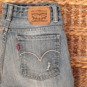 Levi’s Distressed Boyfriend Jean